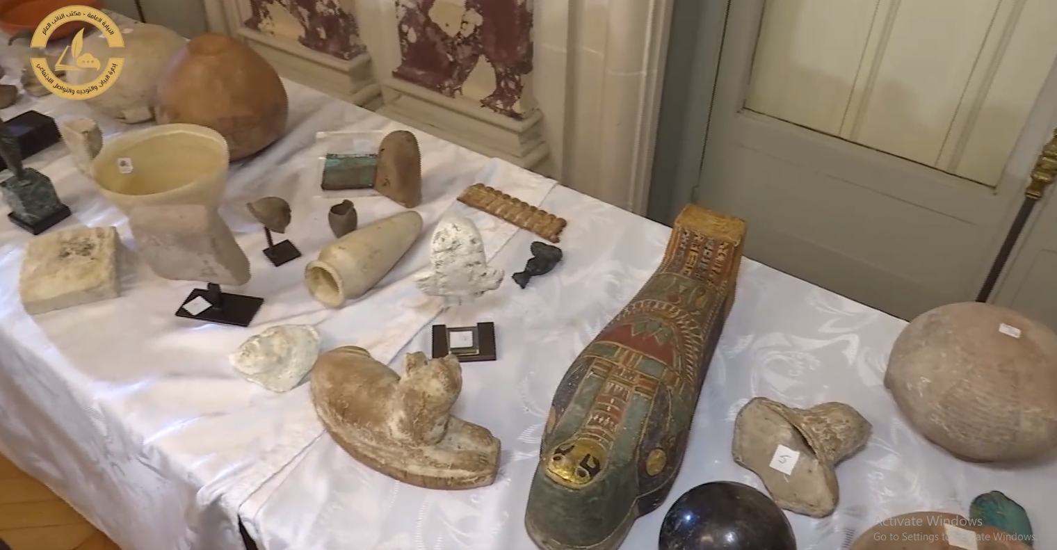 بعد 10 سنوات من الواقعة.. إعادة محاكمة مفتش آثار استولى على 370 قطعة أثرية وهربها للخارج